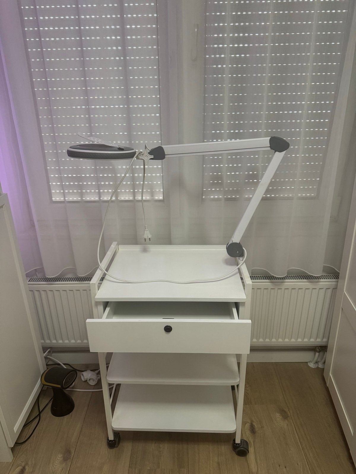 Witte trolley met loeplamp - ideaal voor salon/hobby, Ophalen, Gebruikt