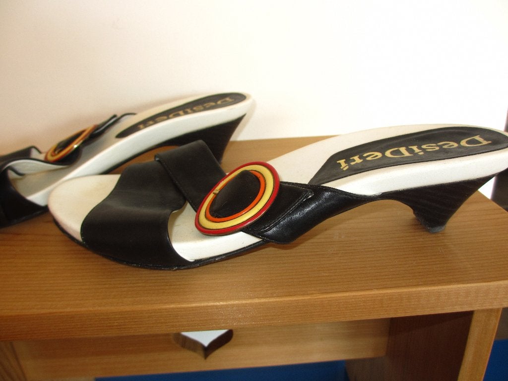 Desi Deri leren slippers / muiltjes mt 40 zwart/wit ZGAN, Zwart, Desi Deri, Zo goed als nieuw, Sandalen of Muiltjes