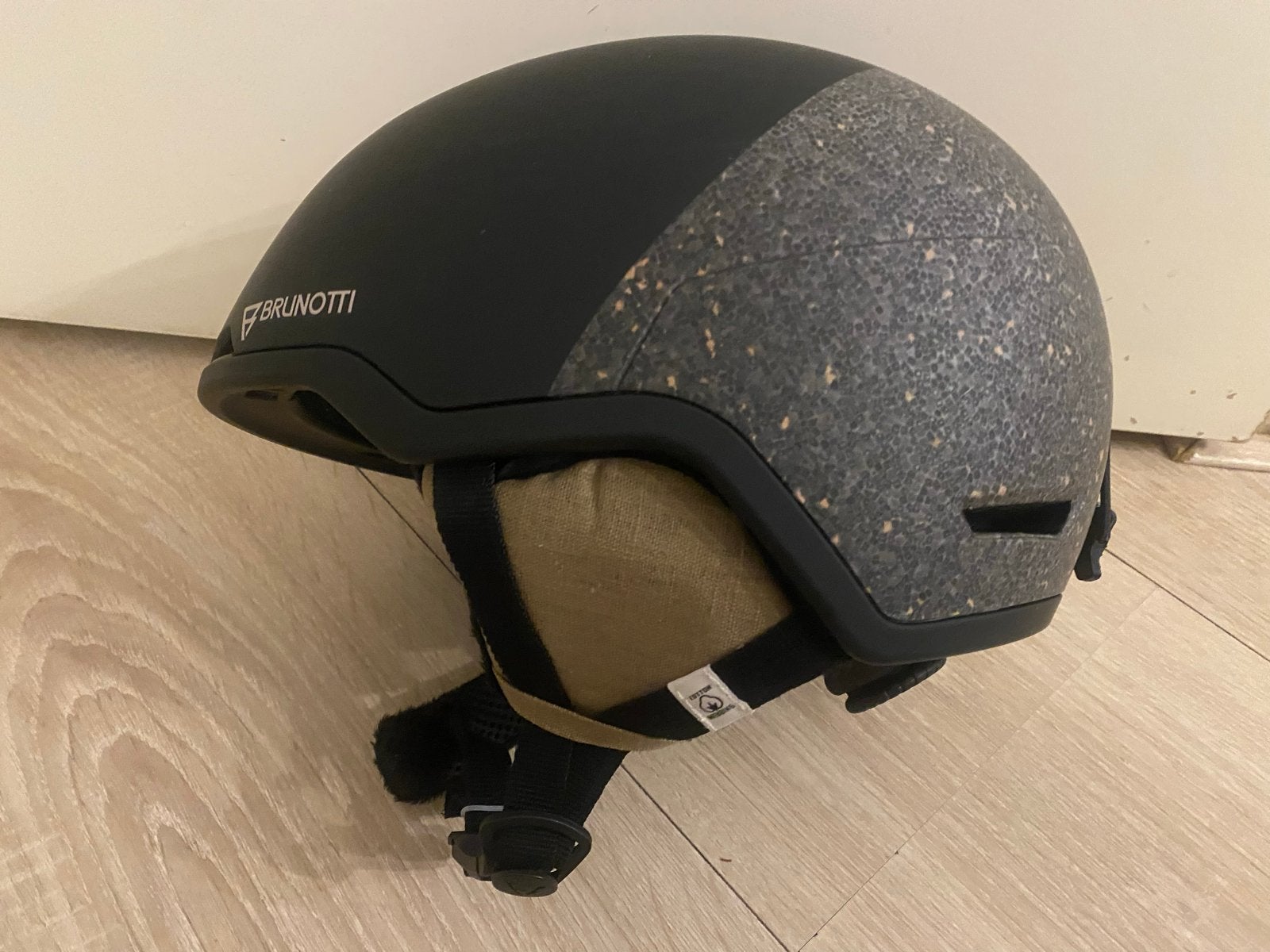 Brunotti Skihelm - Zwart met kurkdetails, Sport en Fitness, Skiën en Langlaufen, Overige merken, Overige typen, Nieuw, Ophalen of Verzenden