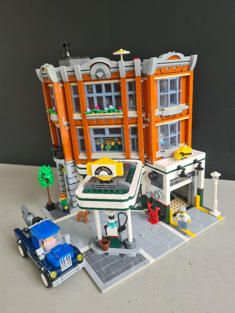 Te huur: Lego Corner Garage 10264, Gebruikt, Compleet, Lego, Ophalen of Verzenden