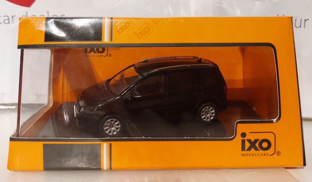 Ixo 1:43 Volkswagen Touran 2010 zwart nieuw in display, Ophalen of Verzenden, Nieuw, Auto, Overige merken