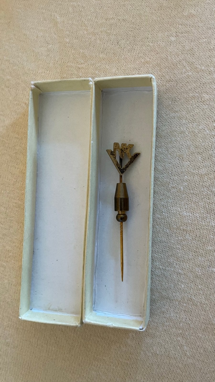 Vintage reversspeld J.M.J. van Wielik N.V. Den Haag, Sieraden, Tassen en Uiterlijk, Broches, Ophalen of Verzenden, Gebruikt, 4 tot 7 cm