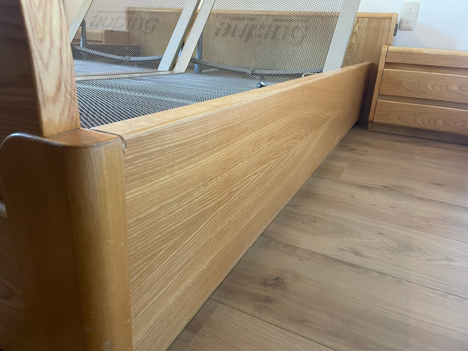 Foto 7 van Houten bed 160x200 met Auping bedbodems en nachtkastjes