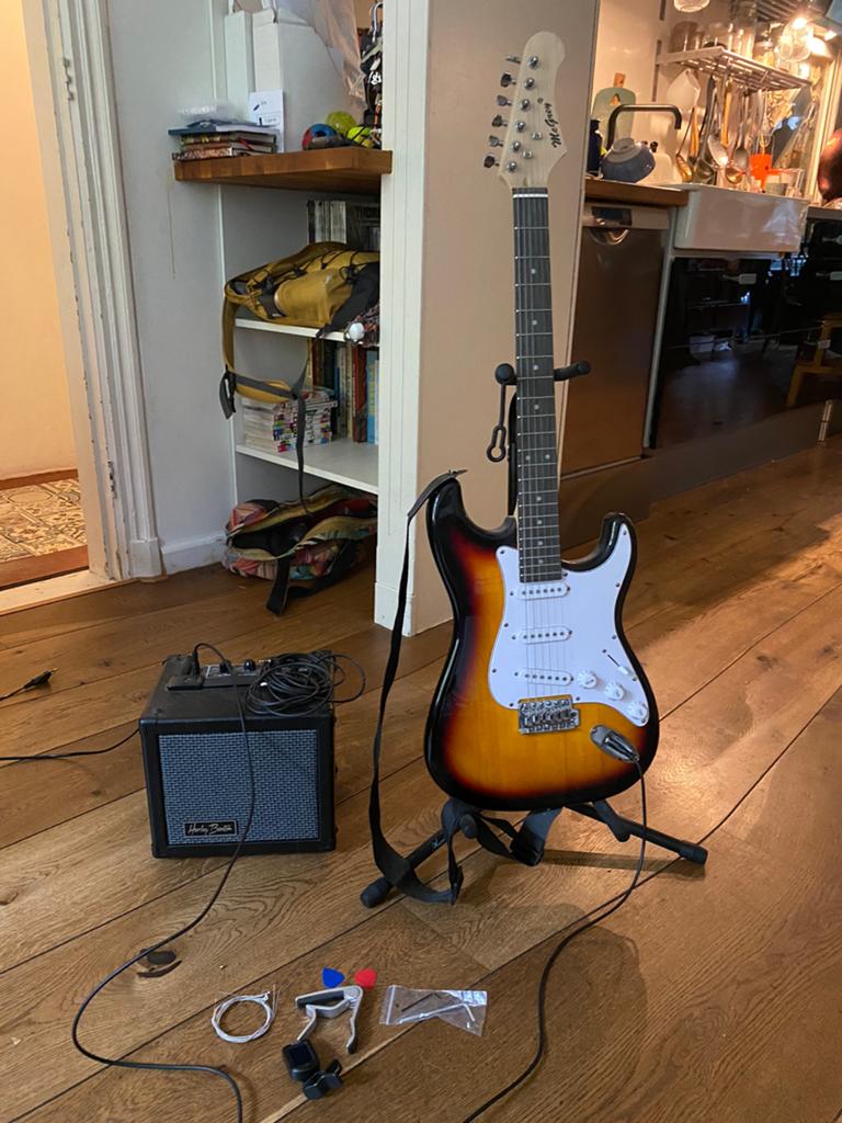 Elektrische gitaar met versterker, Muziek en Instrumenten, Met versterker, Zo goed als nieuw, Solid body, Ophalen