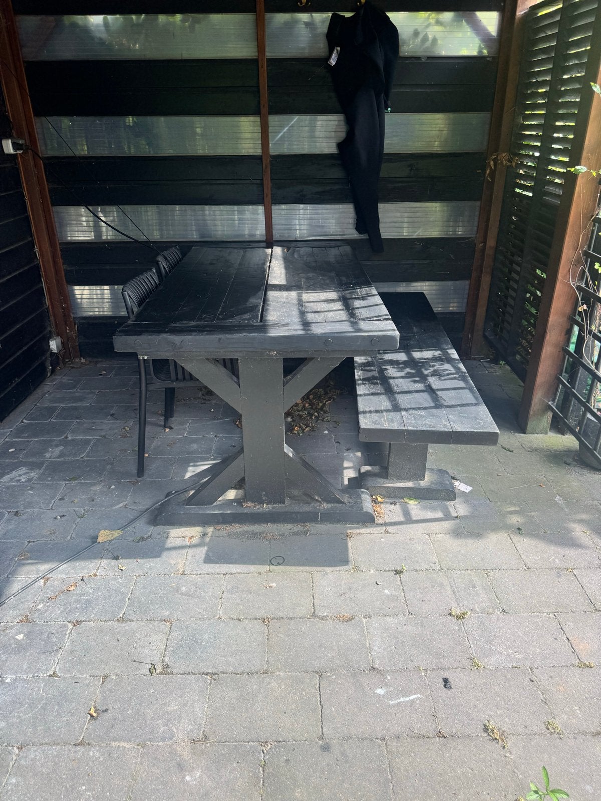 Gratis afhalen: Zwarte houten tafel met bankje, Ophalen, Gebruikt, Rechthoekig, Hout