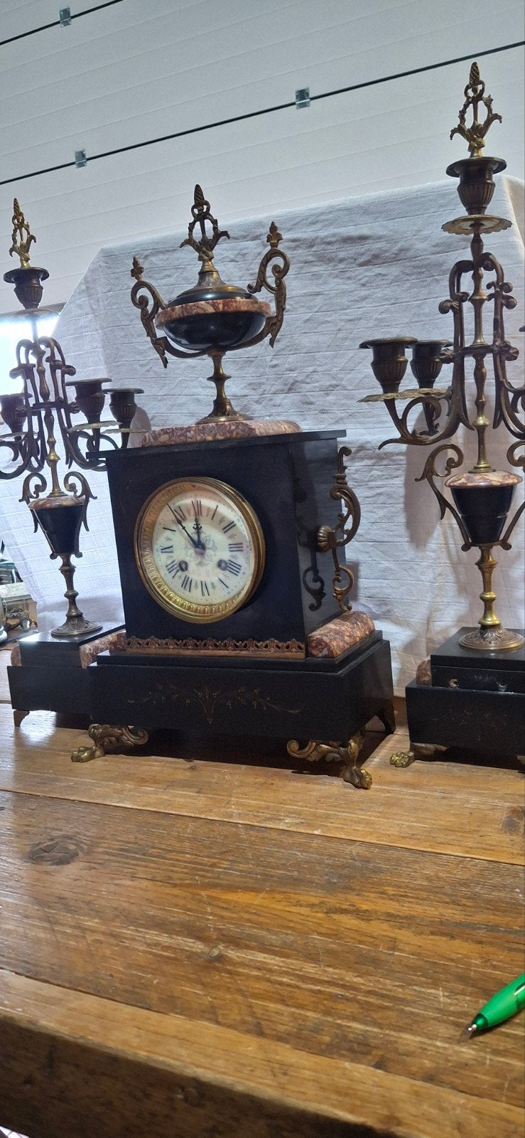 Antieke Franse pendule met kandelaars, marmer en brons, Ophalen of Verzenden