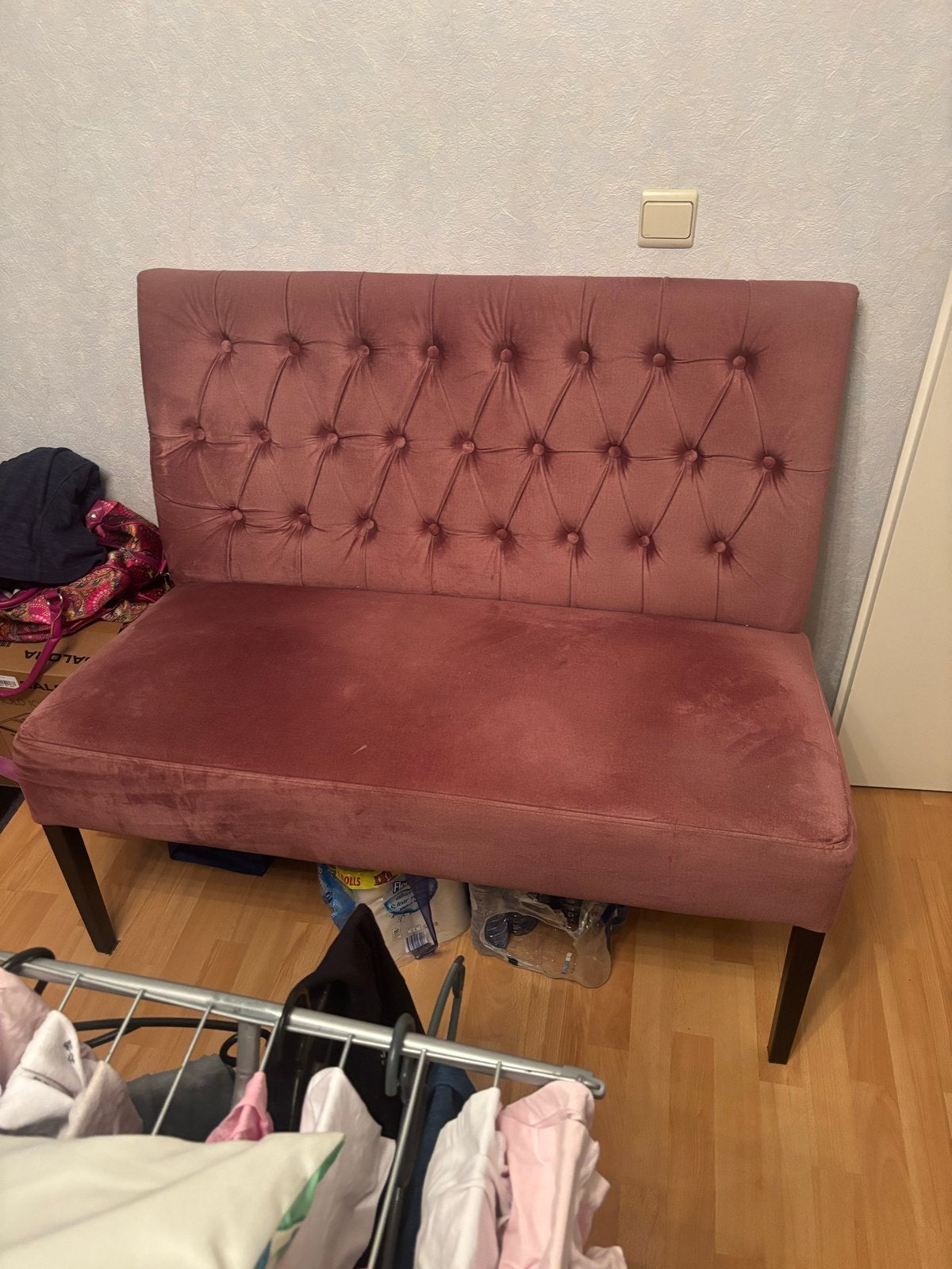 Roze fluwelen bankje met gecapitonneerde rugleuning, Huis en Inrichting, Gebruikt, 50 tot 75 cm, Ophalen of Verzenden, 100 tot 125 cm