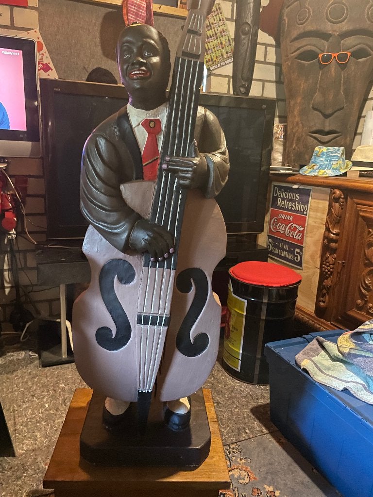 Groot houten beeld muzikant met contrabas – 85 cm, Antiek en Kunst, Ophalen, Houtsnijwerk, 50 - 100 cm, Hout