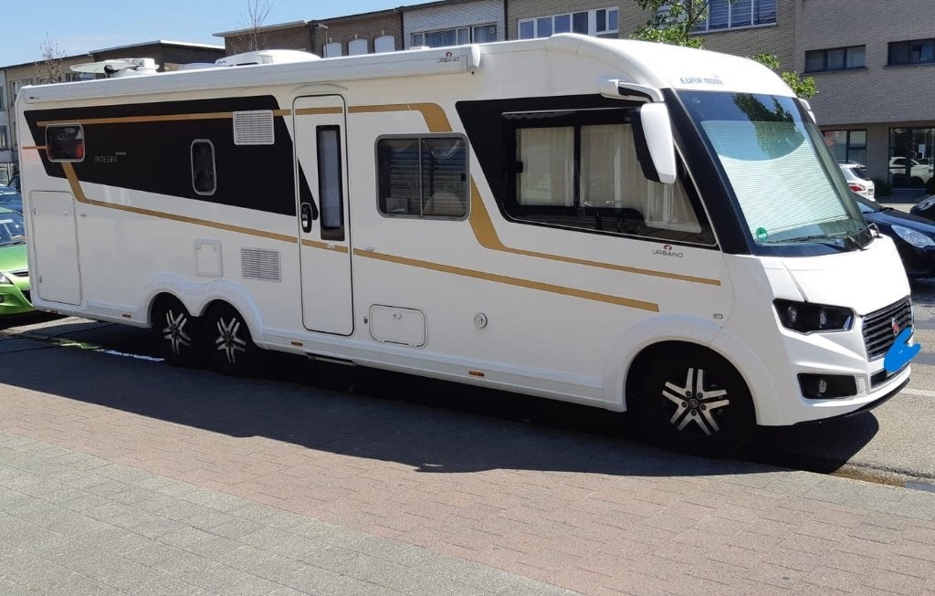 CAMPER NIEUWSTAAT - EURAMOBIL 890EB, Luifel, Vloeistofverwarming, Diesel, Particulier