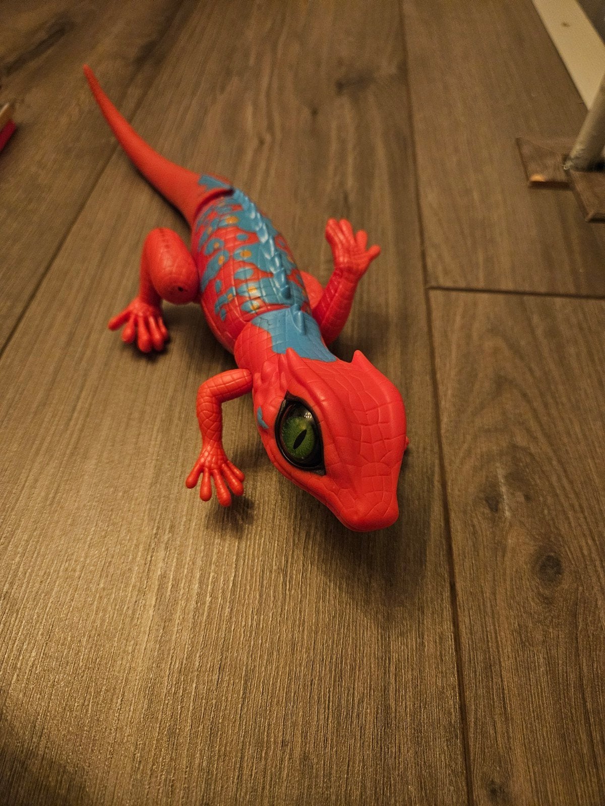 Lopende rode salamander 2xAA, Ophalen of Verzenden