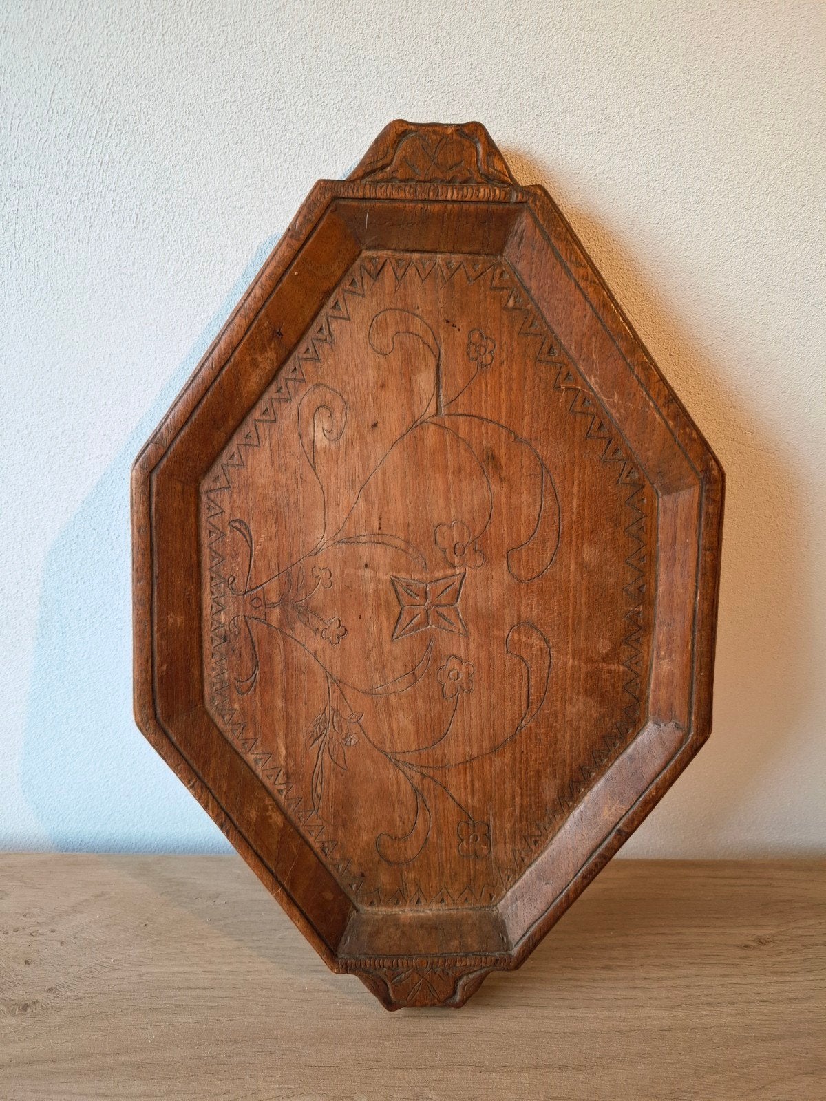 Vintage handgesneden houten dienblad / wandbord teak, Huis en Inrichting, Ophalen of Verzenden, Zo goed als nieuw, Overige vormen