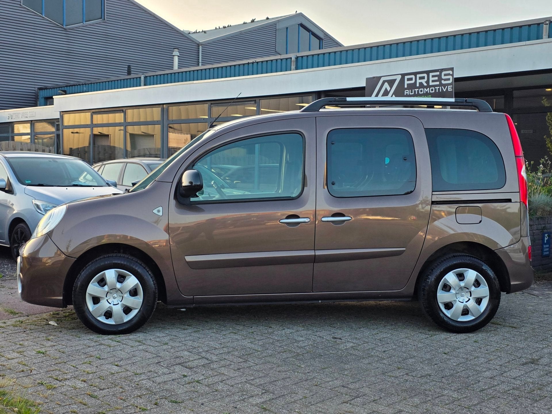 Renault Kangoo Family 1.6-16V Privilège |AUTOMAAT|NAVI|CLIM, Stof, Gebruikt, 1295 kg, 4 cilinders
