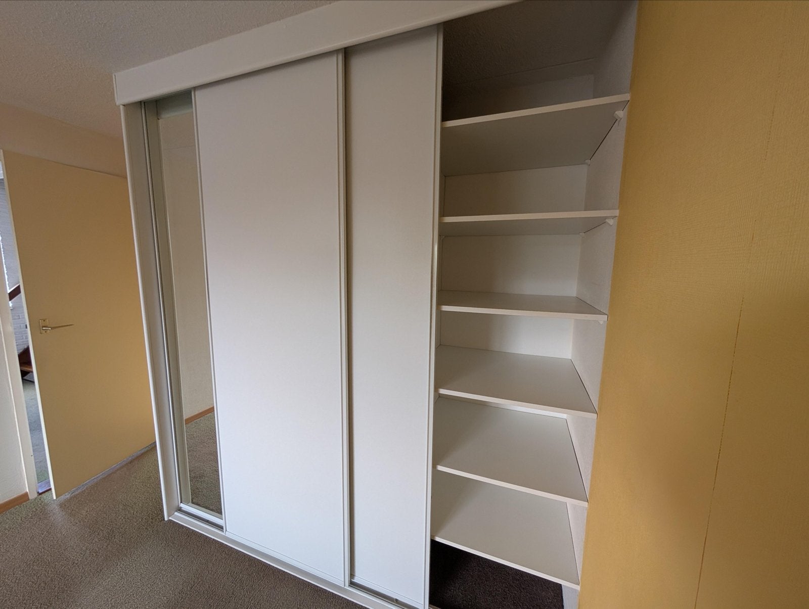 Witte inbouw schuifdeurkast met spiegel en planken, Huis en Inrichting, Kasten | Kledingkasten, Ophalen, Overige materialen, Gebruikt