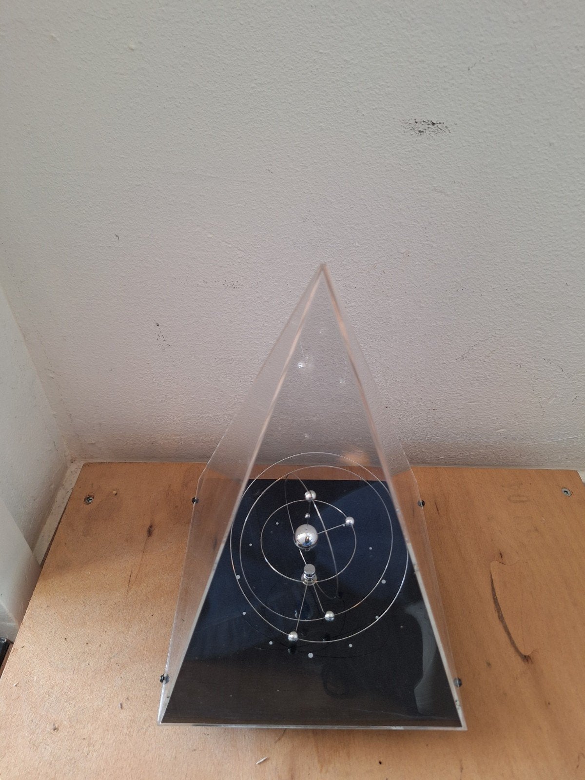 Vintage space age planetarium piramideklok, Gebruikt, Analoog, Werkt op batterijen, Ophalen of Verzenden