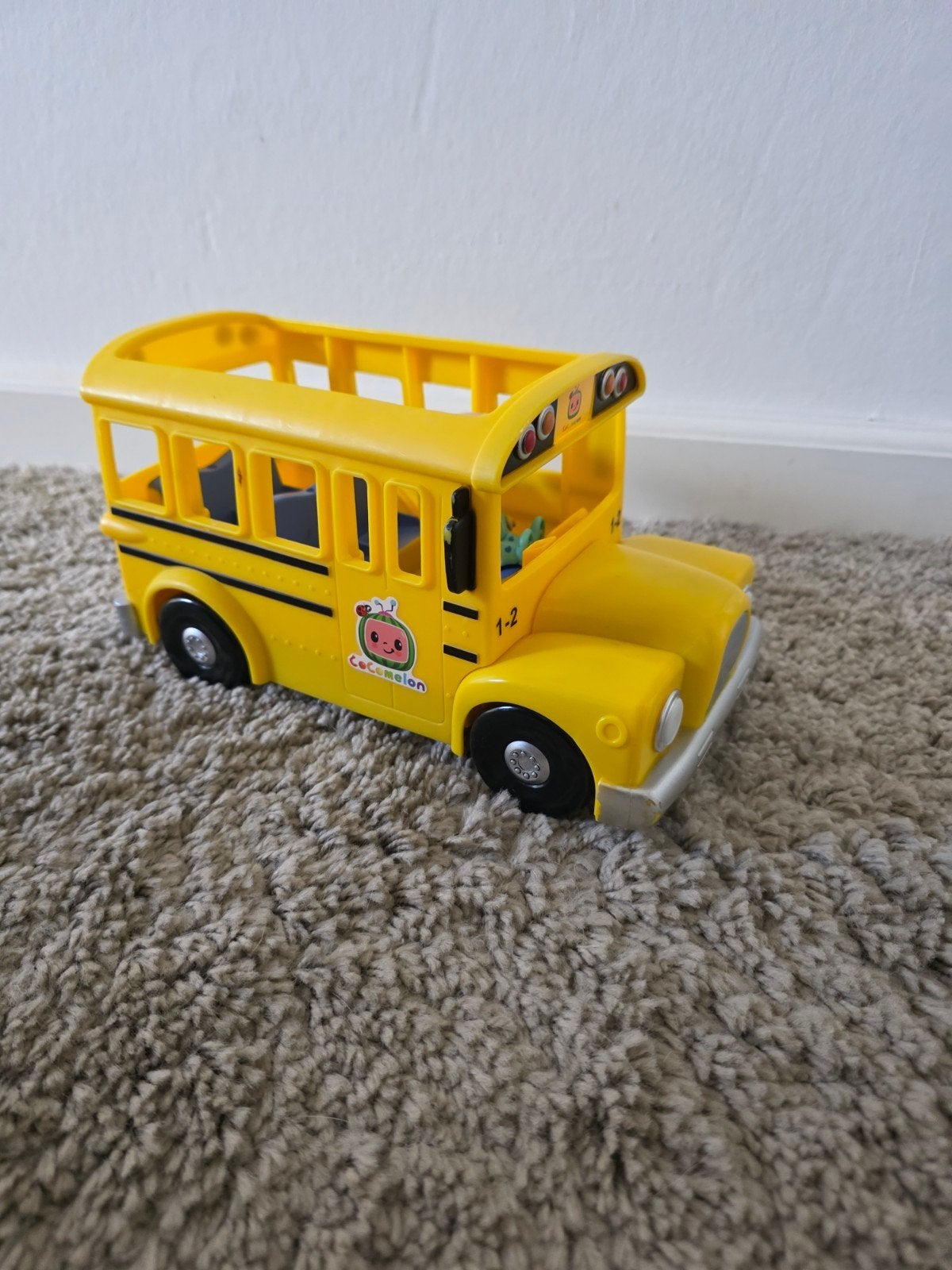 Cocomelon Schoolbus met JJ figuur, Kinderen en Baby's, Ophalen, Zo goed als nieuw