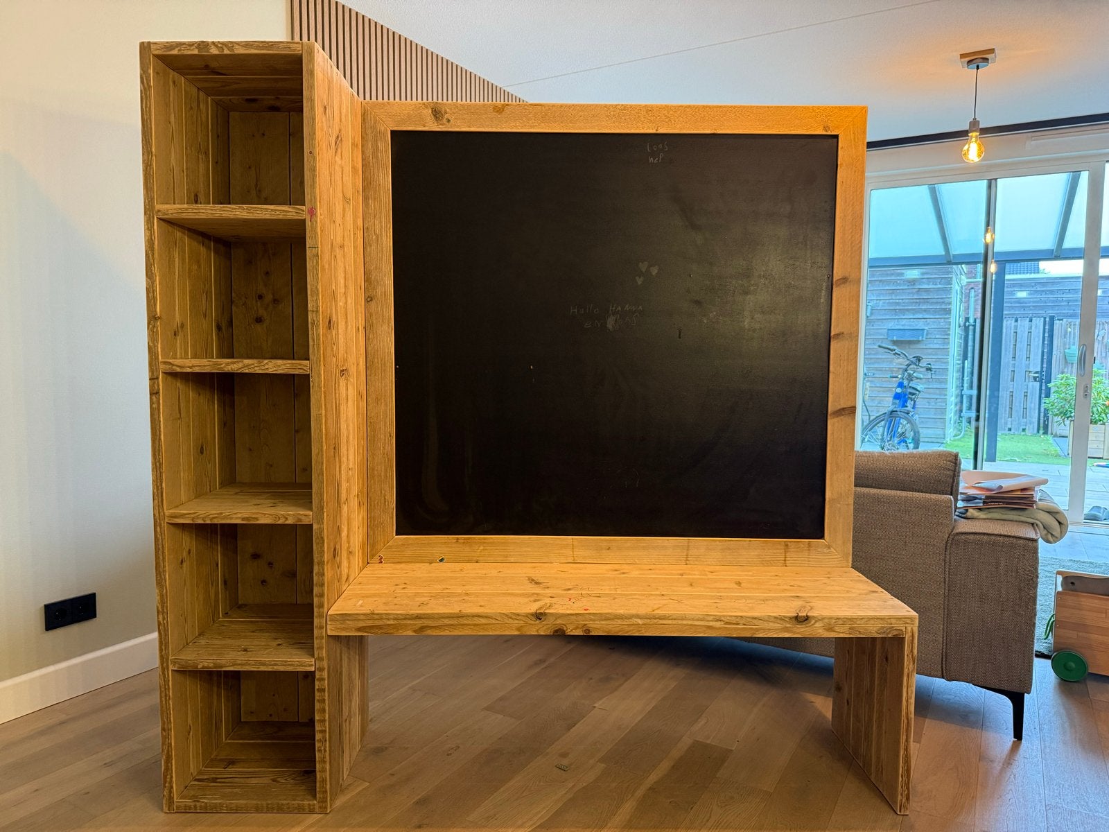 Uniek houten kindbureau met krijtbord en opbergruimte, Ophalen, Zo goed als nieuw