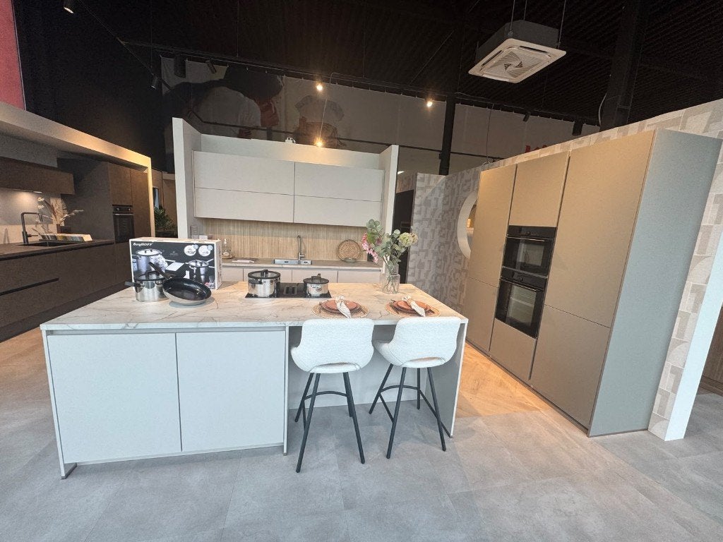 SHOWROOM UITVERKOOP | LUXE DESIGNKEUKEN IN ZAND & TAUPE, Ophalen, Overige typen, Nieuw, Kunststof