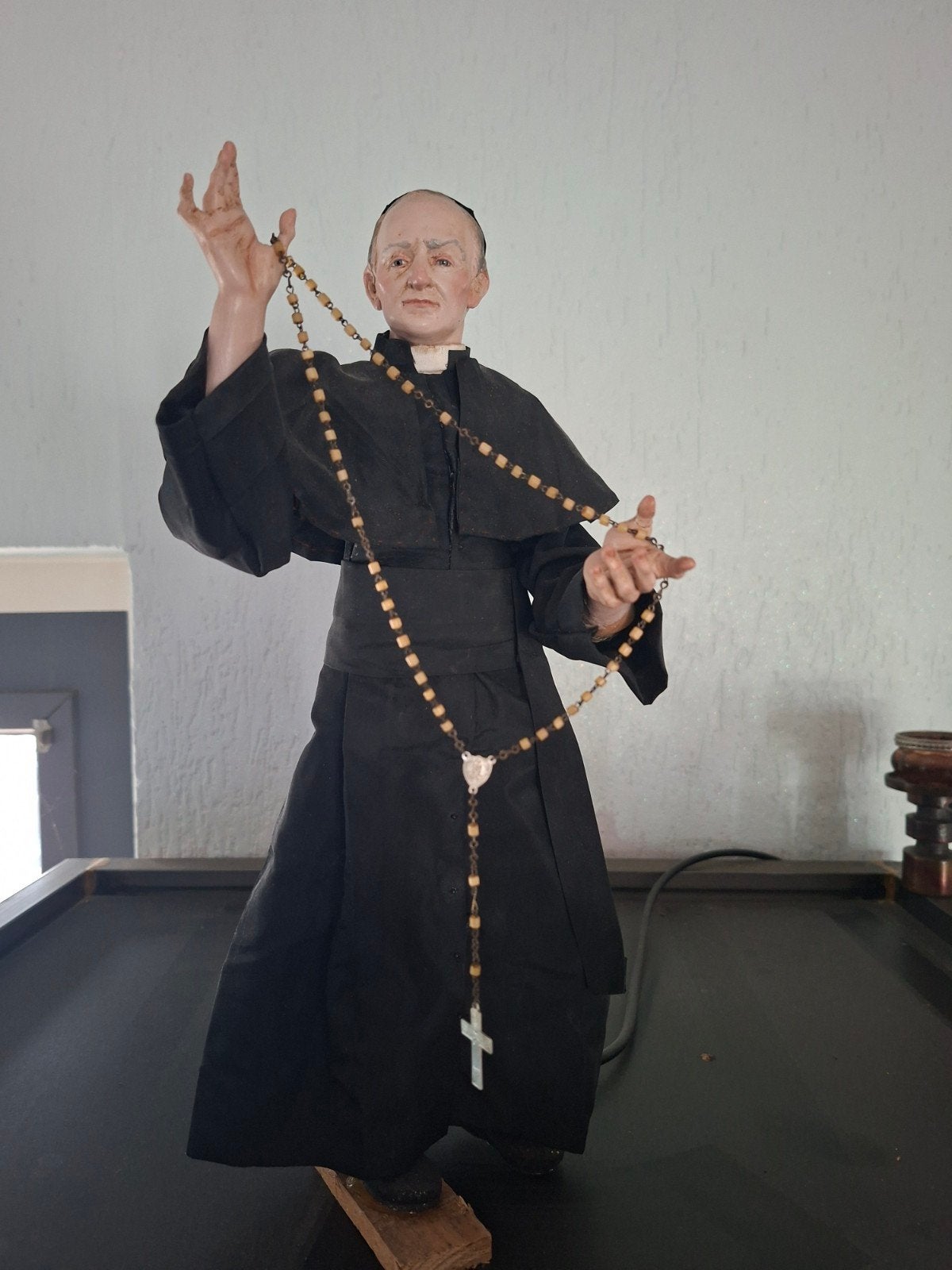 pastoor heilige papier maché beeld, Ophalen