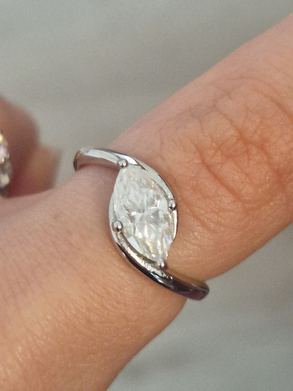 Zilveren ring met lab-gemaakte groene moissanite, maat 52-54, Sieraden, Tassen en Uiterlijk, Nieuw, Ophalen of Verzenden, 17 tot 18