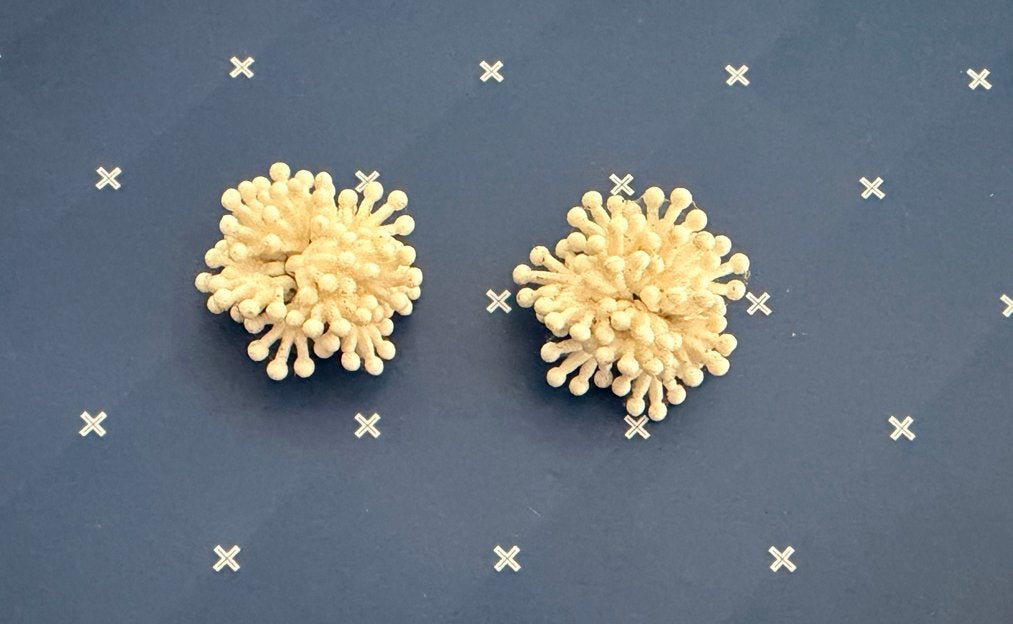 Vintage oorclips - Crèmekleurige bloem, Sieraden, Tassen en Uiterlijk, Oorbellen, Overige materialen, Gebruikt, Verzenden, Beige