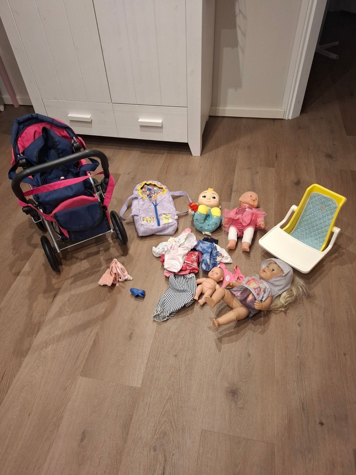 Poppen en poppenwagen set met accessoires, Kinderen en Baby's, Speelgoed | Poppen, Ophalen, Gebruikt, Babypop