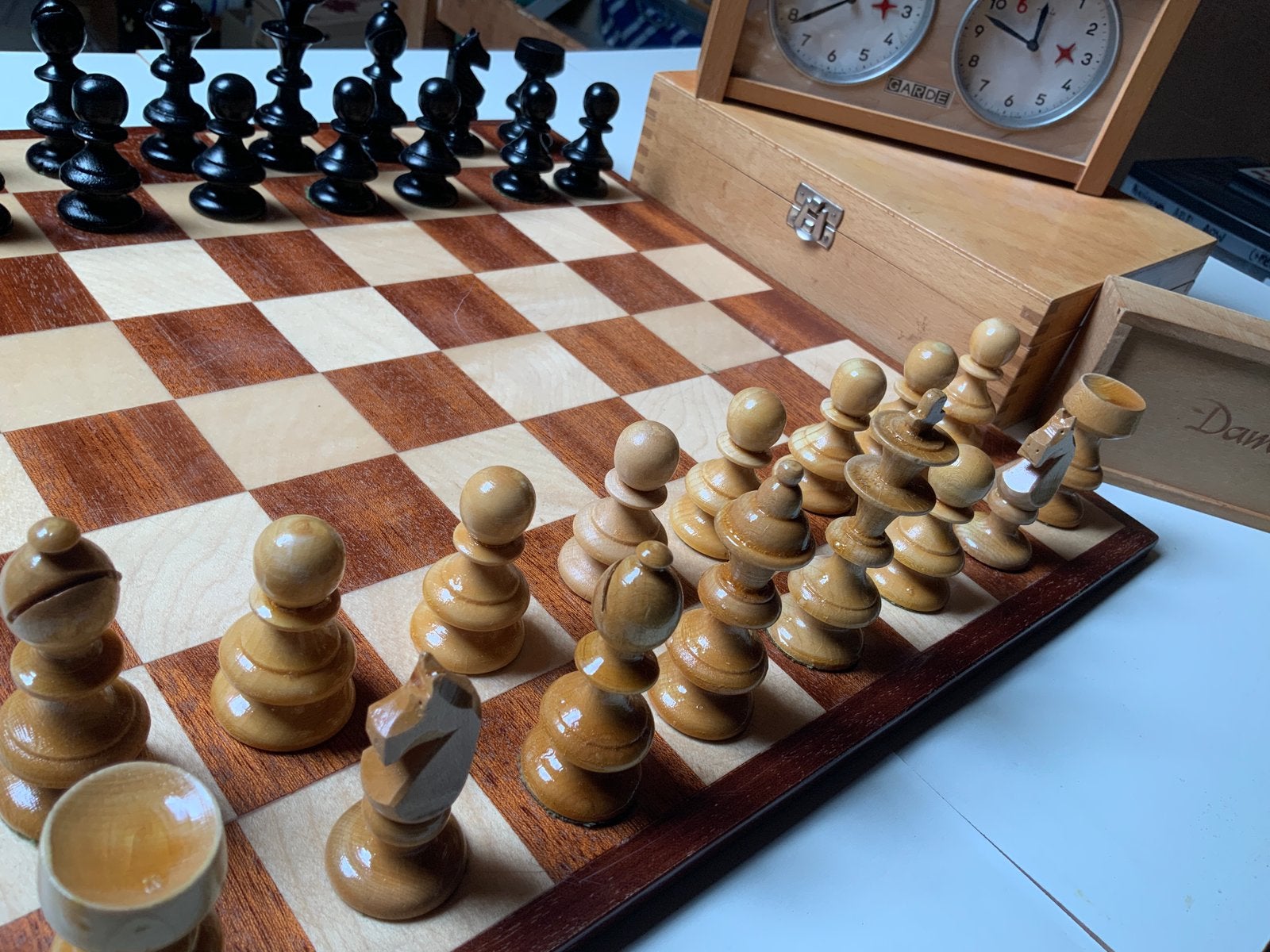 Schaken Schaakklok + schaakbord + schaakkist + damschijven, Een of twee spelers, Ophalen of Verzenden, Zo goed als nieuw