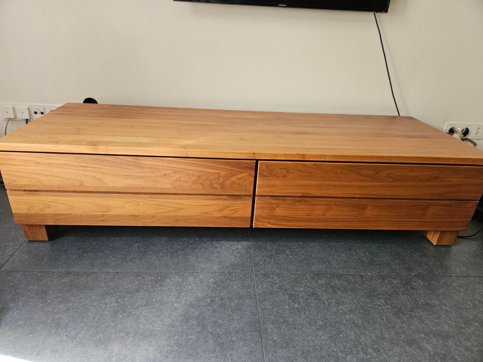 Stijlvolle tv-meubel met opbergruimte, geolied notenhout, Huis en Inrichting, Ophalen, Modern en eigentijds, 150 tot 200 cm, Zo goed als nieuw