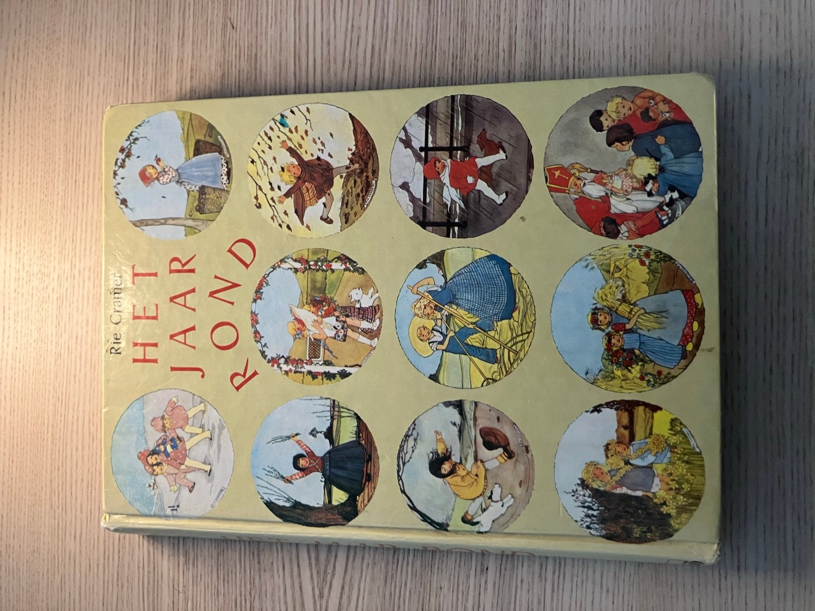 Het Jaar Rond - Rie Cramer (Vintage Kinderboek), Boeken, Ophalen of Verzenden, Gelezen, Sprookjes