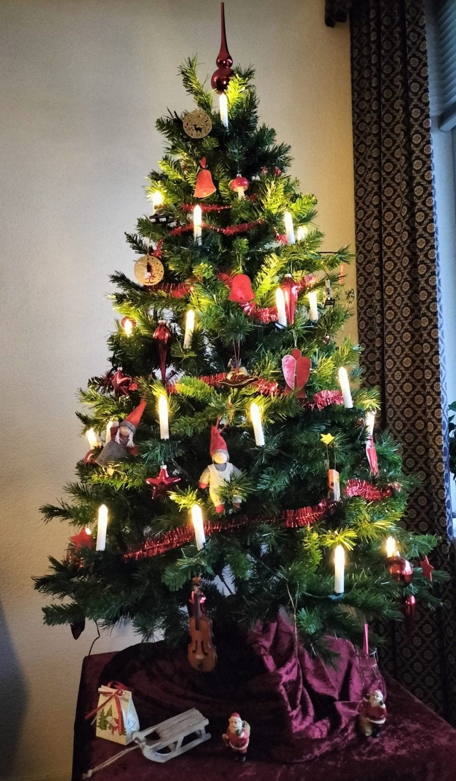 Mooie, volle kunstkerstboom (160 cm hoog/breed 100 cm), Diversen, Kerst, Ophalen, Zo goed als nieuw