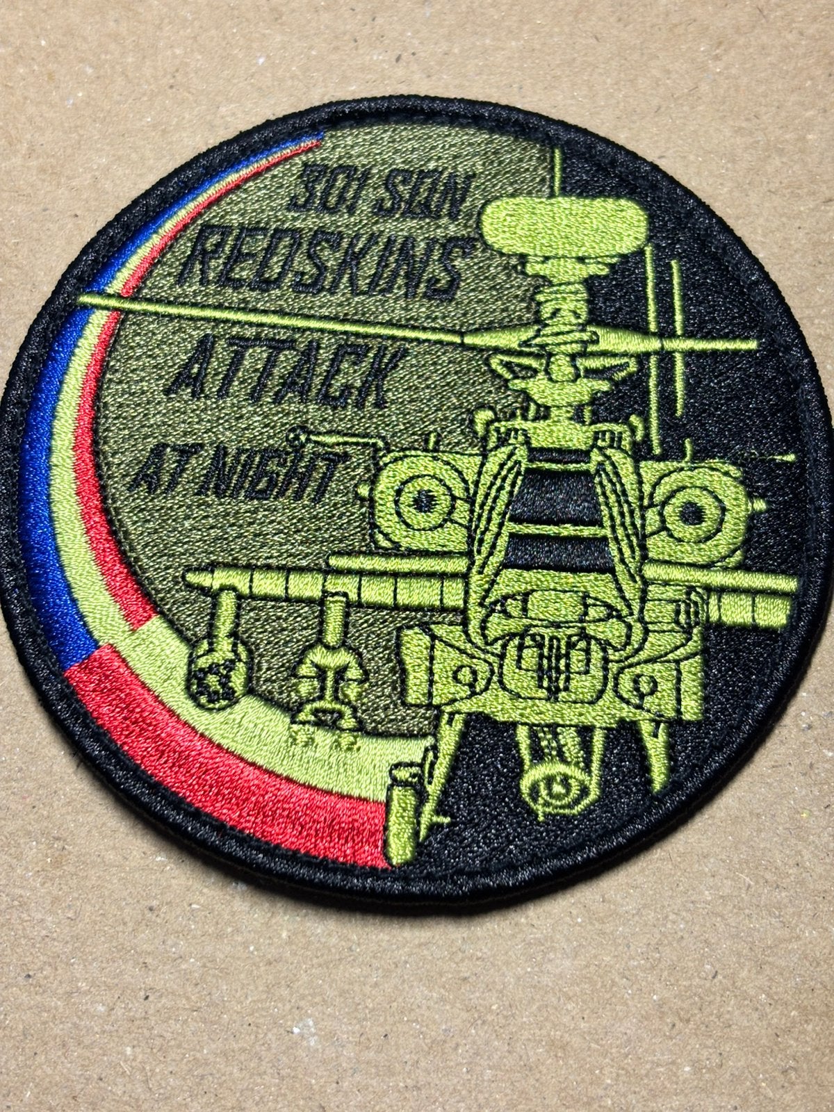 Embleem 301 SQN redskins attack at night, Verzenden, Luchtmacht, Nederland, Embleem of Badge