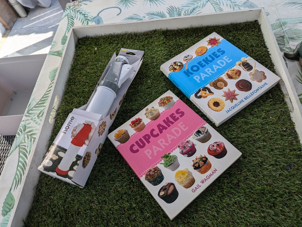 Boek Cupcake parade & koekjes parade met koekjespistool, Ophalen of Verzenden, Zo goed als nieuw, Cupcakes, Boek of Tijdschrift