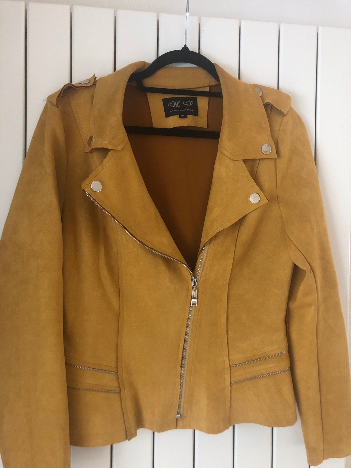 Geel suède look jasje - Zo goed als nieuw, Kleding | Dames, Jassen | Zomer, Ophalen of Verzenden, Zo goed als nieuw, Maat 46/48 (XL) of groter