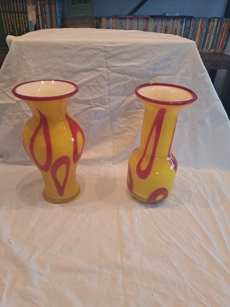 Twee gele vazen met rode versiering, Ophalen
