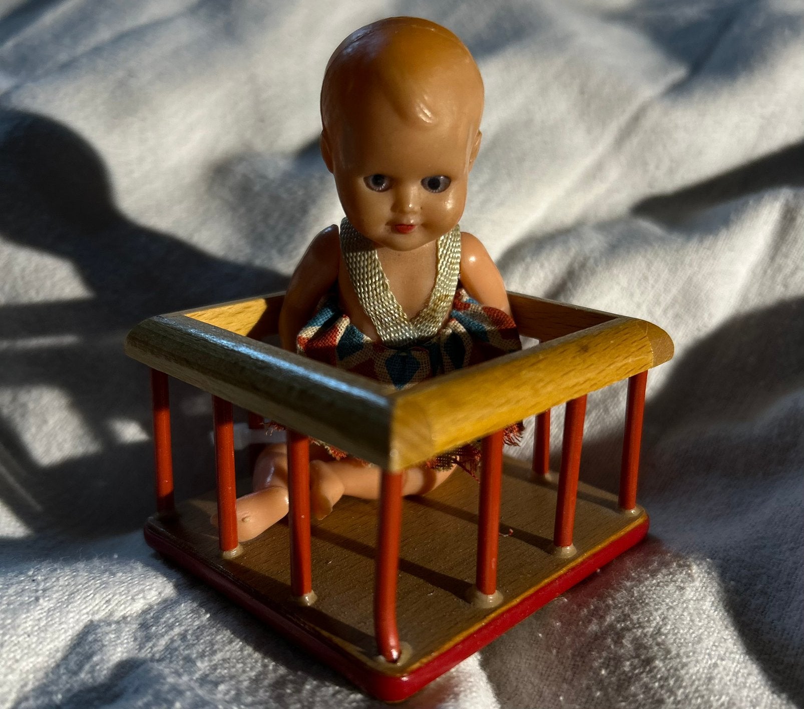Vintage Schattig popje in box jaren ‘60, Overige typen, Ophalen of Verzenden, Zo goed als nieuw, X