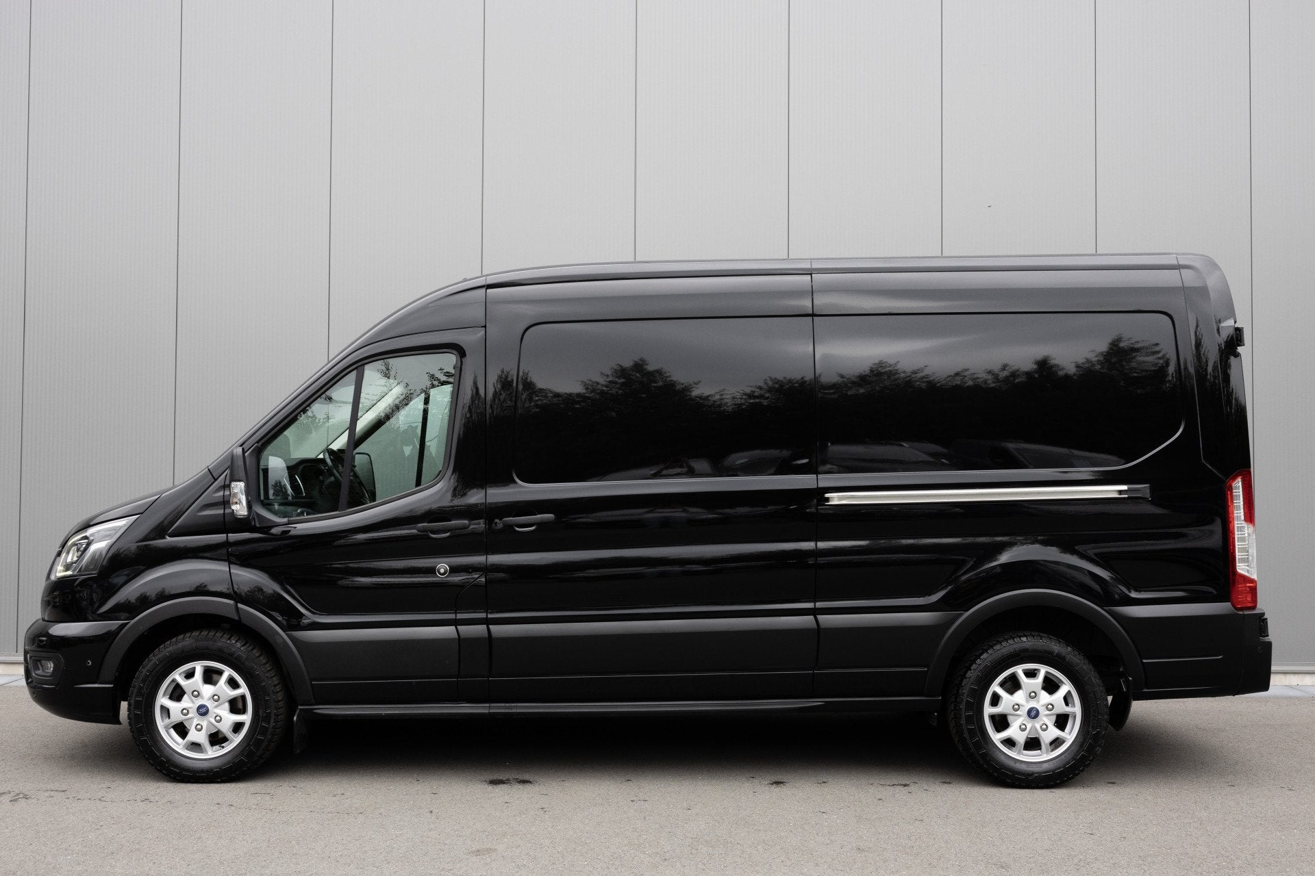 Ford Transit 350 2.0 | 185 PK | L3H2 Limited | 2X SCHUIFDEUR, Dealer onderhouden, Stof, Zwart, Bedrijf