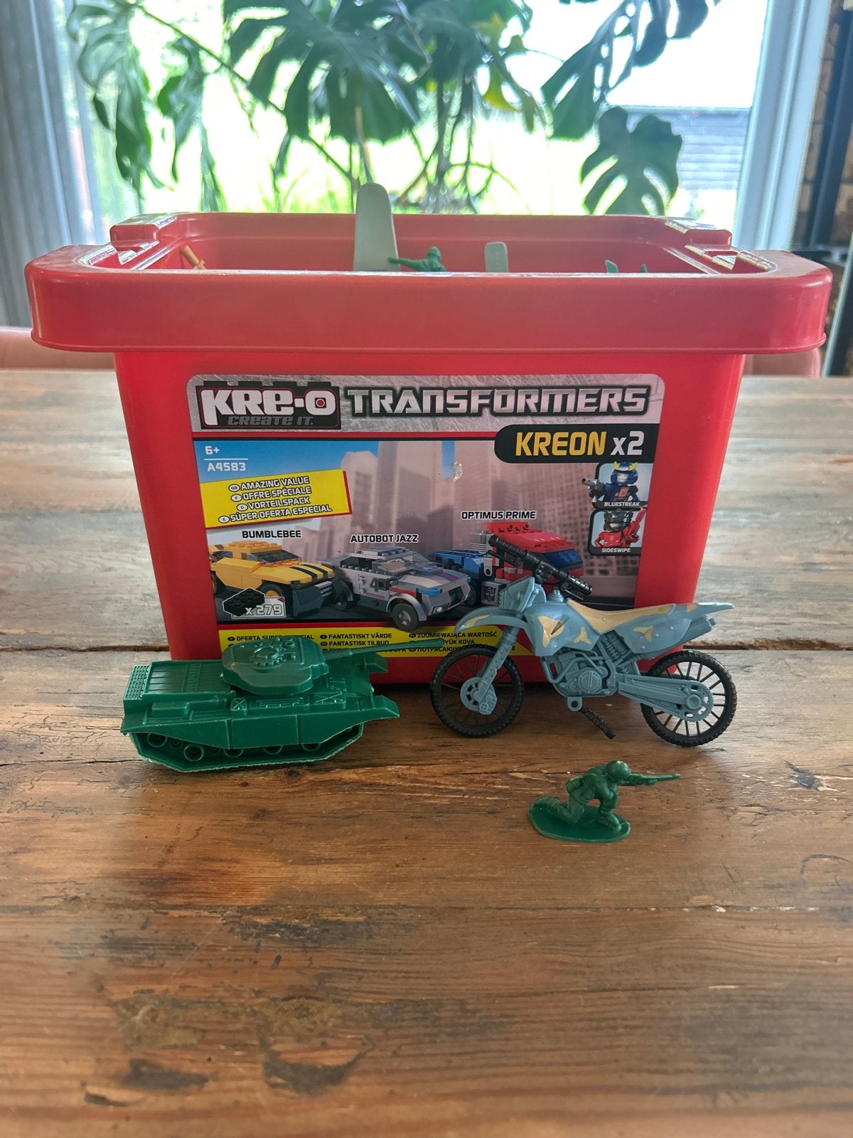 Leger poppetjes en voertuigen in plastic bak, Ophalen of Verzenden, Gebruikt