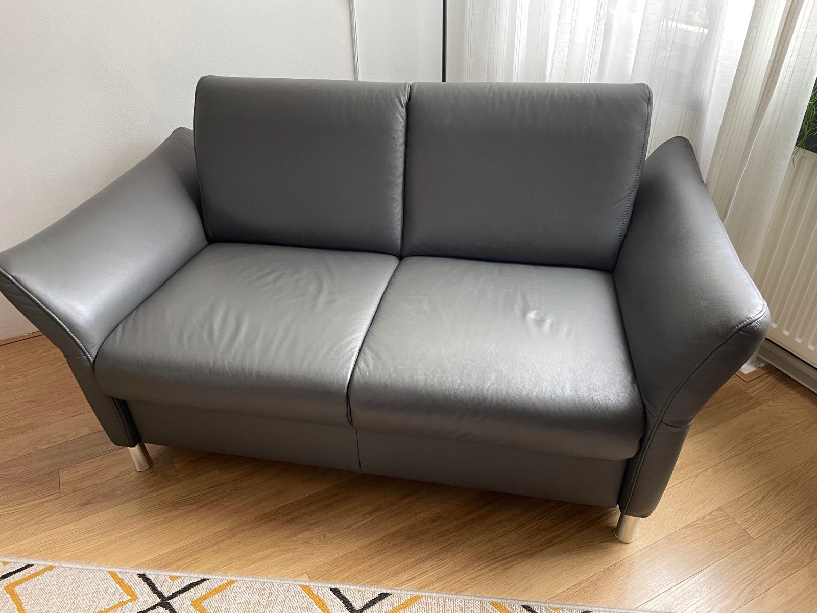 Grijze tweezitsbank van leer, Ophalen, Gebruikt, 150 tot 200 cm, Tweepersoons