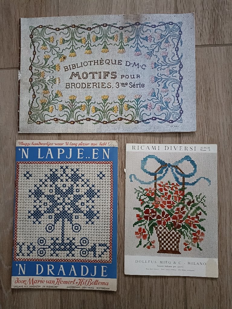 3 Vintage 1920-1960 borduur boekjes DMC, Ophalen of Verzenden, Gebruikt, Handborduren, Overige typen