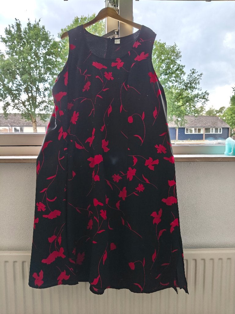 Stijlvolle/charmante jurk, Ophalen of Verzenden, Zo goed als nieuw, Maat 46/48 (XL) of groter, Onder de knie