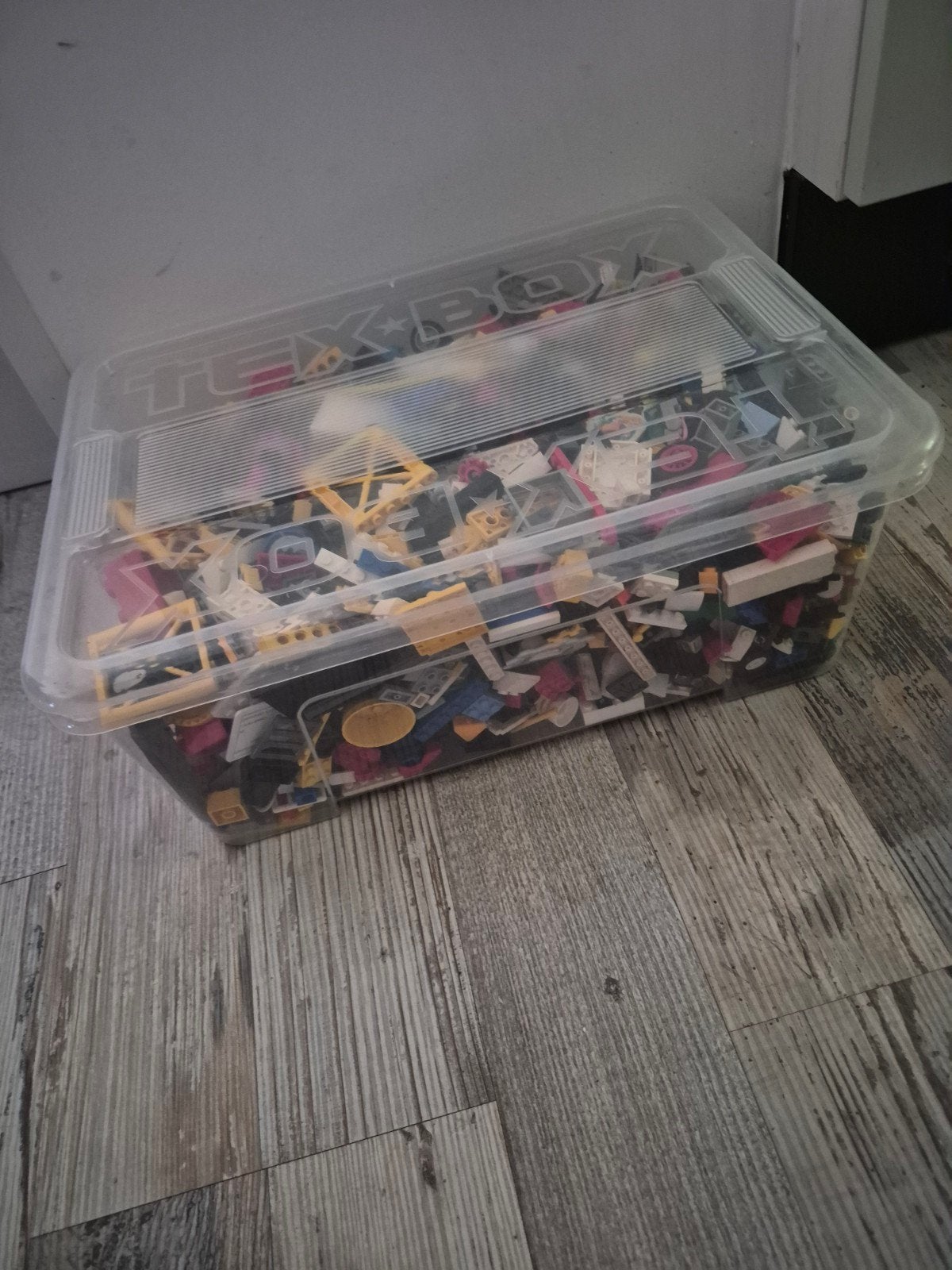 Bak met diverse Lego onderdelen, Ophalen