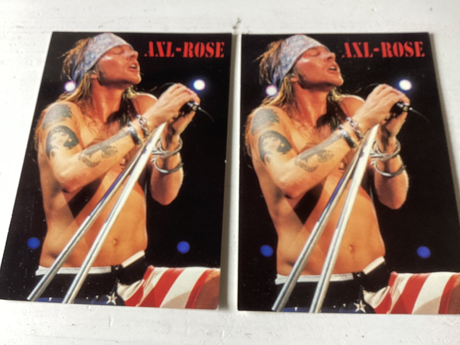 2 ansichtkaarten Axl Rose (Guns ‘N Roses), Verzenden, 1980 tot heden, Ongelopen, Sterren en Beroemdheden