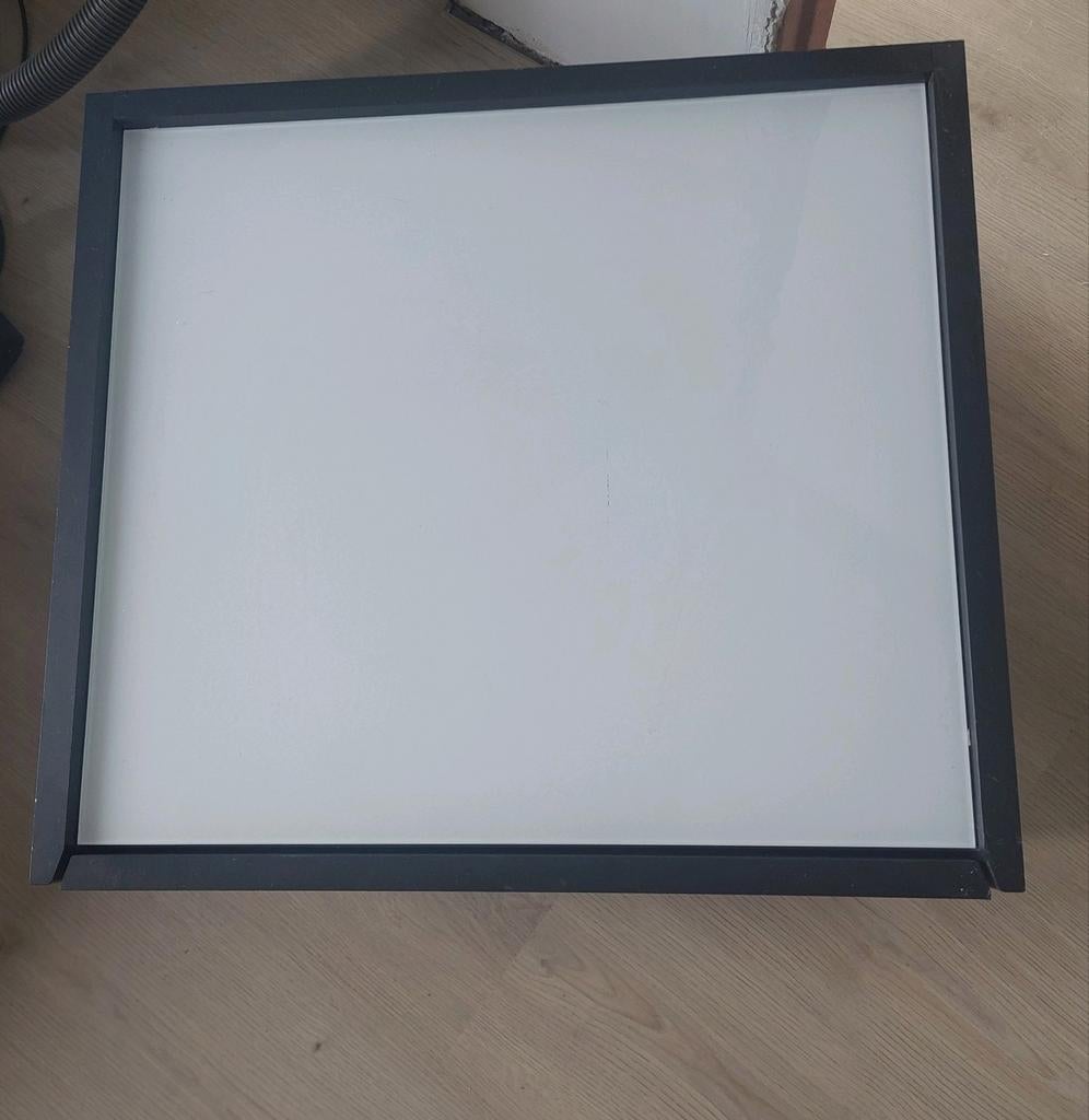 Zwart nachtkastje met lade en glazen blad, Huis en Inrichting, Slaapkamer | Nachtkastjes, Gebruikt, 55 tot 70 cm, 45 tot 65 cm