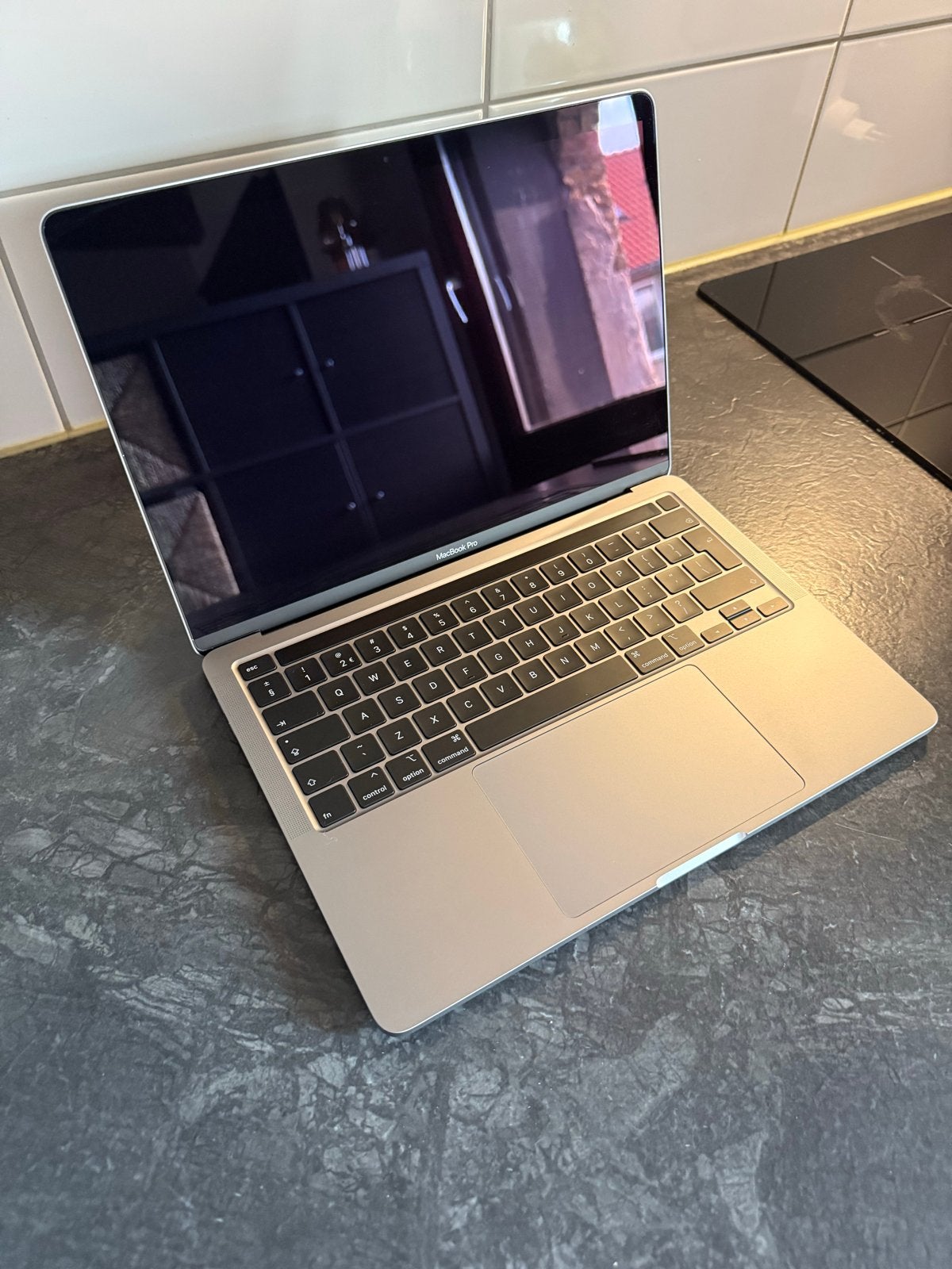MacBook Pro 13-inch Touchbar 2020 – Defect – Voor onderdelen, 1 TB of meer, Gebruikt, 2 tot 3 Ghz, Qwerty