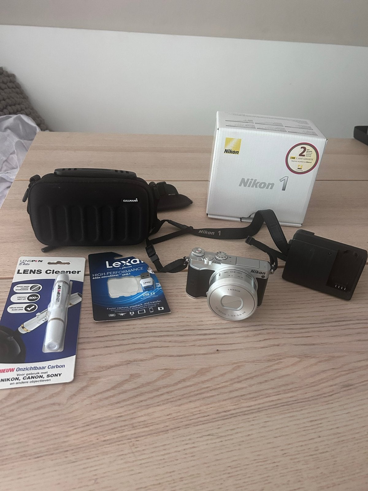 Nikon 1 J5 Systeemcamera met 10-30mm lens en extra's, Ophalen, 21 megapixels, Beeldstabilisatie, Zo goed als nieuw