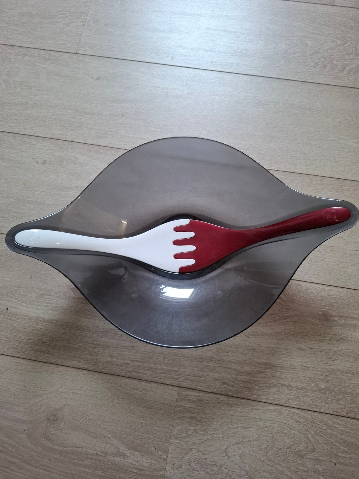 Koziol Leaf Saladeschaal met Bestek - Rood/Wit/Grijs, Overige typen, Kunststof, Ophalen of Verzenden, Zo goed als nieuw