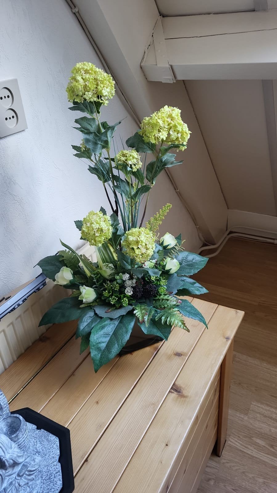 Prachtig kunstbloemstuk met hortensia's en groen, Binnen, Groen, Ophalen of Verzenden, Zo goed als nieuw