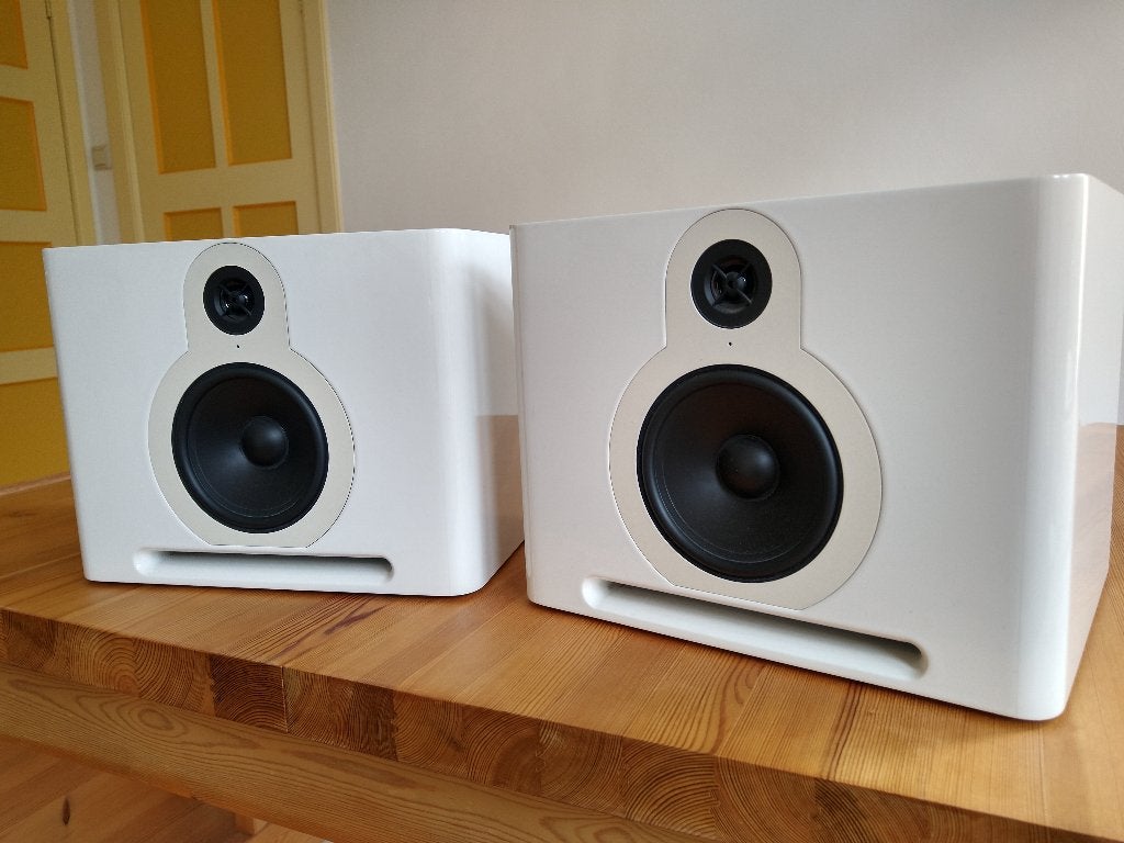 Guru QM10 wit - Speakerboxen, Gebruikt, Boekenplank luidspreker, Ophalen, 150 watt of meer
