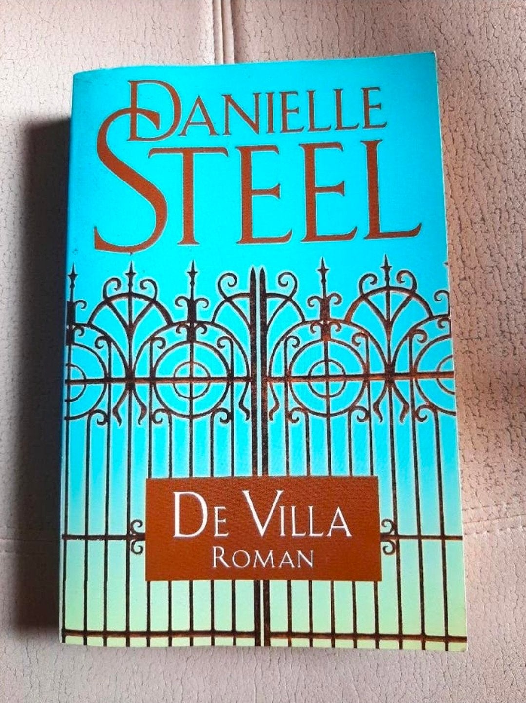 De villa – Danielle Steel, Boeken, Ophalen of Verzenden, Zo goed als nieuw, Danielle Steel