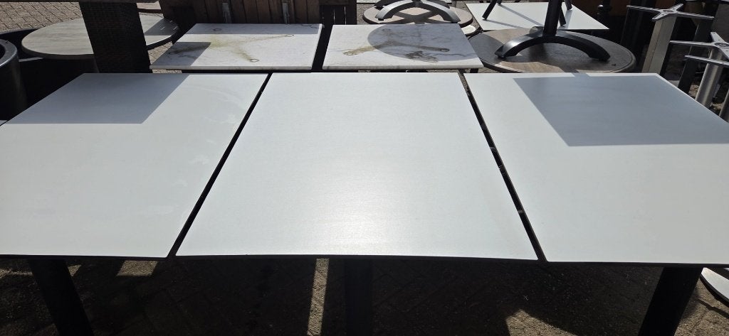5 witte terrastafels tuintafel metaal HPL horeca terras €150, Ophalen, Gebruikt
