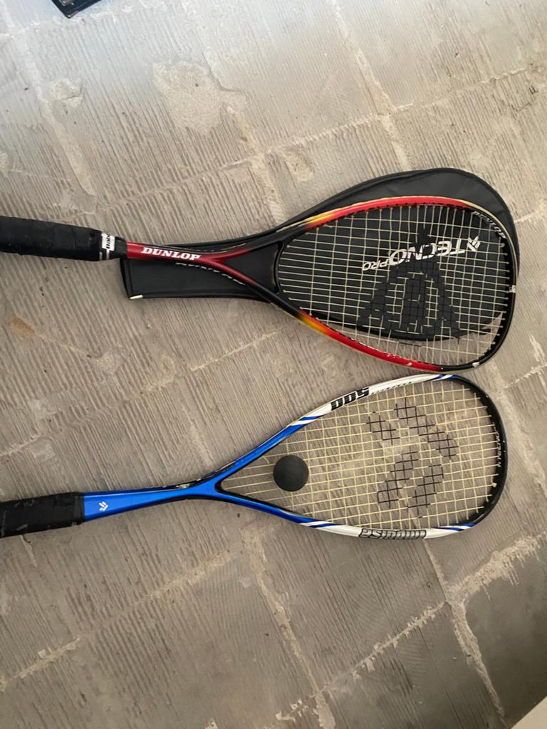 2x Squash rackets + 1 balletje, Sport en Fitness, Squash, Ophalen of Verzenden, Gebruikt, Racket, Met hoes
